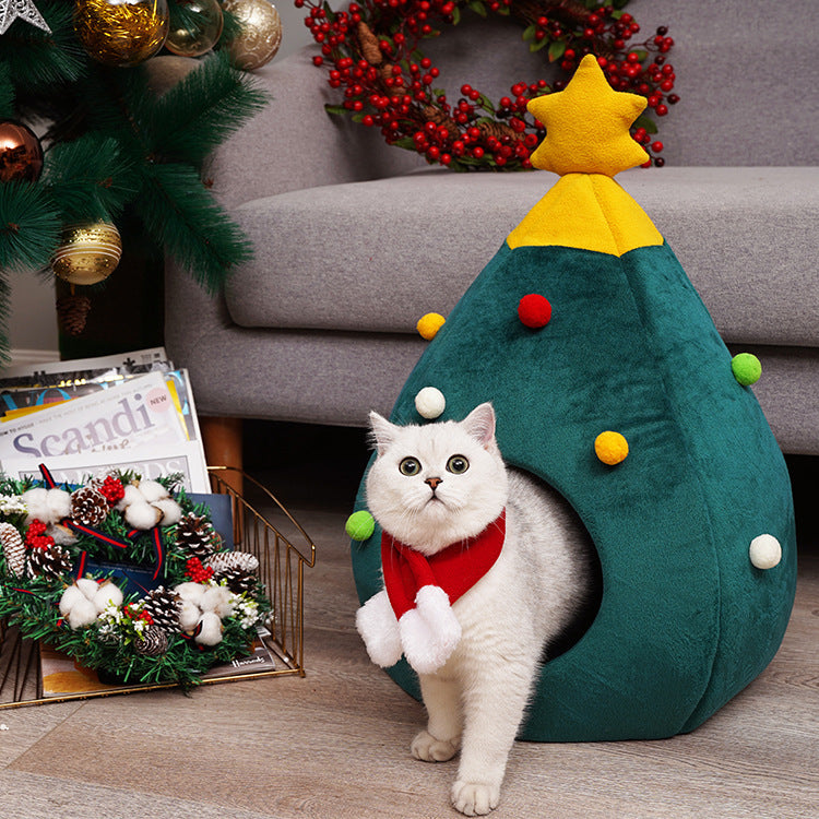 Christmas tree-shaped cat bed and felt mat for cats